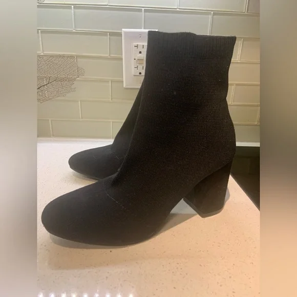 Knit booties - Picture 2 of 3